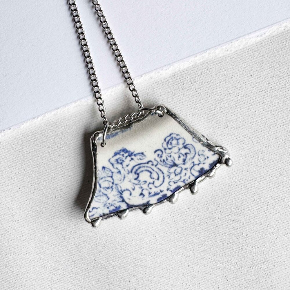 Handmade repurposed blue delft ceramic shard necklace - Picture 7 of 10